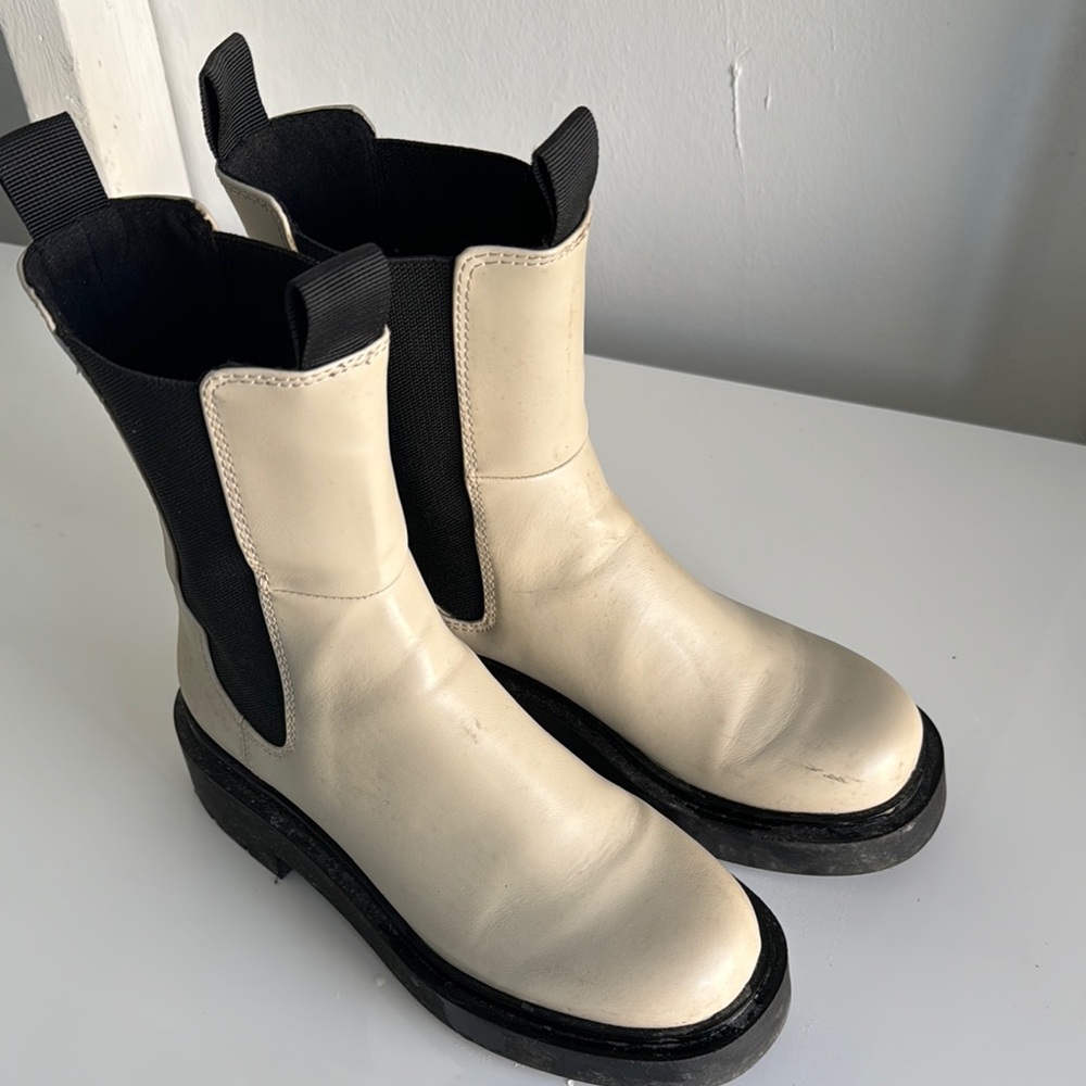 Elegant Beige Women's Boots